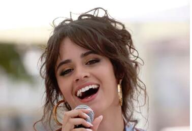 Camilla Cabello Just Plant Platinum Blonde，我们可能需要打电话给我们的美发师...... 美美日记,meimeiriji.com