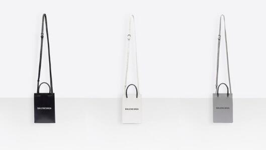 重量级新品问世！Balenciaga推出小型随身「手机袋」，还可以放钱包、钥匙 美美日记,meimeiriji.com