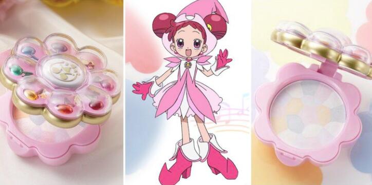 小魔女欢庆20岁生日！日本推出DoReMi「变身器造型粉饼」，刷在肌肤上是魔幻仙气的光泽 美美日记,meimeiriji.com