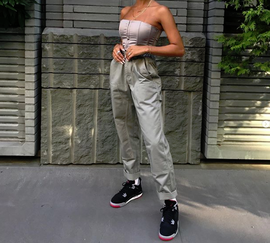 【穿搭笔记】性感帅气MAX！短版上衣就是要配工装裤欧美潮人最爱的「辣妹工装风」4大穿搭重点必须懂！ 美美日记,meimeiriji.com