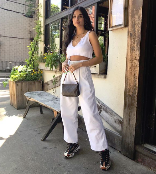 【穿搭笔记】性感帅气MAX！短版上衣就是要配工装裤欧美潮人最爱的「辣妹工装风」4大穿搭重点必须懂！ 美美日记,meimeiriji.com