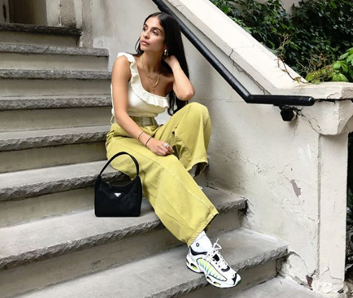 【穿搭笔记】性感帅气MAX！短版上衣就是要配工装裤欧美潮人最爱的「辣妹工装风」4大穿搭重点必须懂！ 美美日记,meimeiriji.com