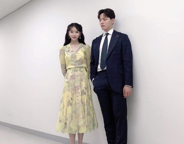 这对满灿CP我可以！IU、吕珍九经典黑白配、典雅复古风的情侣穿搭请笔记 美美日记,meimeiriji.com