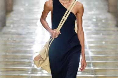 配件才是主角！看懂Bottega Veneta 的编织包、ARCO 包、亮片洋装 美美日记,meimeiriji.com