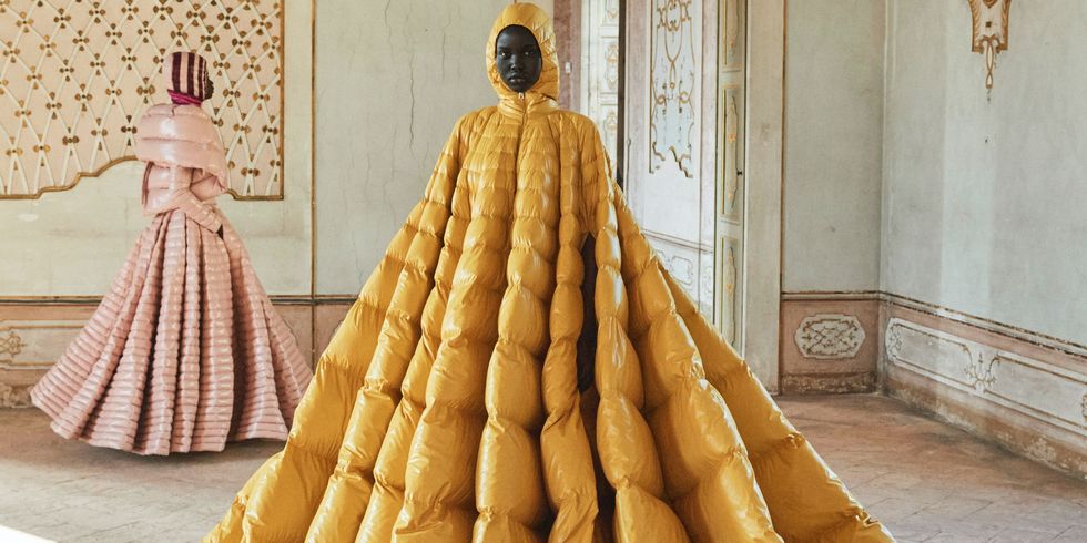 01.jpg MONCLER 这件超狂羽绒衣终于发售啦!与Valentino首席设计师联名设计,一件可以穿10年、时髦又保暖! 美美日记,meimeiriji.com