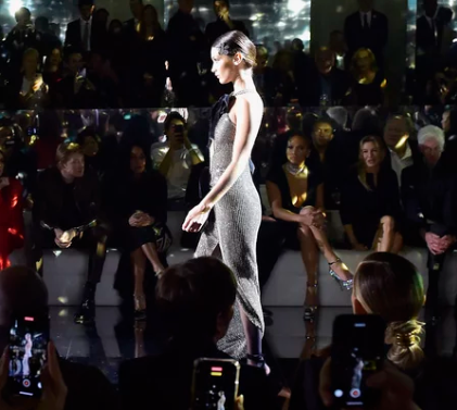 肯德尔·詹纳（Kendall Jenner），贝拉·哈迪德（Bella Hadid）和吉吉·哈迪德（Gigi Hadid）在汤姆·福特（Tom Ford）时装秀上穿着完全透明的连衣裙 美美日记,meimeiriji.com