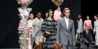 【纽约时装周】TORY BURCH 2020秋冬在苏富比总部办秀！花朵印花、复古口金包太可爱～ 美美日记,meimeiriji.com