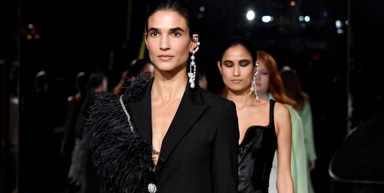 【纽约时装周】Prabal Gurung 2020 秋冬设计的纽约女子，用花瓣和珍珠勾勒出的奢华礼服 美美日记,meimeiriji.com