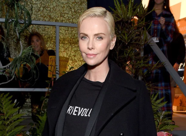 001.png 查理兹·塞隆(Charlize Theron)穿红地毯上的这款有争议的鞋子 美美日记,meimeiriji.com