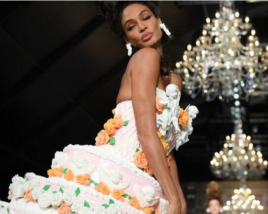 【米兰时装周】MOSCHINO 秋冬大秀出现「行走的生日蛋糕」！戏谑版凡尔赛败金女每一套都超有戏 美美日记,meimeiriji.com