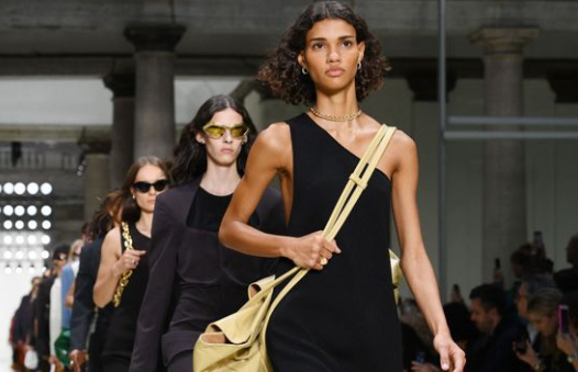 QQ截图20200221192503.png 时尚秀线上看!Bottega Veneta 米兰时装周2020 秋冬大秀直播 美美日记,meimeiriji.com