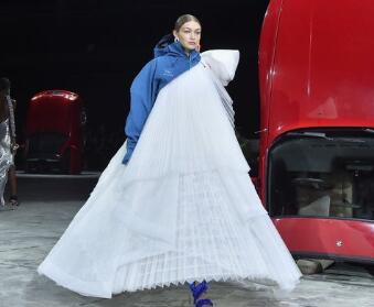 【巴黎时装周】OFF-WHITE 2020秋冬帮Gigi Hadid 打造最潮婚纱！最新NIKE AIR JORDAN 联名球鞋太帅必须抢 美美日记,meimeiriji.com