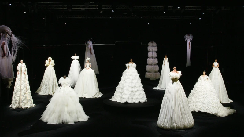 Valentino 2020/21秋冬高级订制系列，邀请Nick Knight一同演出一场人文和数码元素的平等对话！ 美美日记,meimeiriji.com