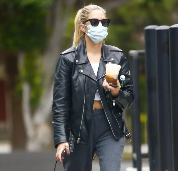 阿什利·本森（Ashley Benson）打破了每个人都需要在他们的衣橱里买到的19美元秋季必需品 美美日记,meimeiriji.com