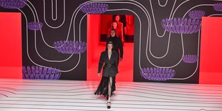 01.jpg 时尚秀线上看!Raf Simons 首场PRADA 米兰时装周2021 春夏大秀直播 美美日记,meimeiriji.com