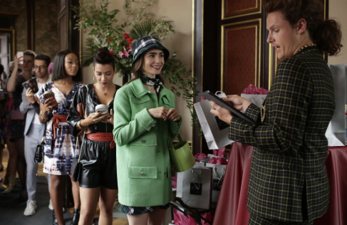 《艾蜜莉在巴黎Emily in Paris》追剧看穿搭！盘点莉莉柯林斯剧中拿过的同款精品包 美美日记,meimeiriji.com