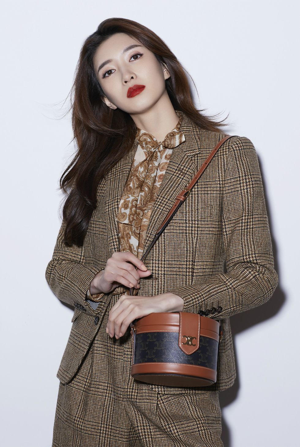 BLACKPINK LISA 同款CELINE 老花圆盒包成热搜！「硬挺轮廓＋翻盖设计」复古又有型 美美日记,meimeiriji.com