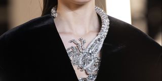 万圣节装扮一秒解决！10个超有气氛「份量感珠宝」一次看，毒蝎项链、獠牙指间戒指完全可收藏！ 美美日记,meimeiriji.com