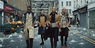 Burberry 全新形象影片视觉太强被赞爆！模特儿穿经典风衣在伦敦街头与冰雹共舞背后更有意义 美美日记,meimeiriji.com