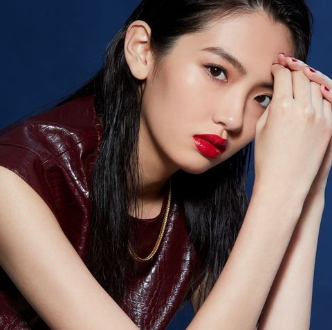小性感氛围一抹跃上唇瓣！年末跑趴妆容必备RMK全新「谜红双效唇采」，为迷人红唇妆点水晶般的偷心魔法！ 美美日记,meimeiriji.com