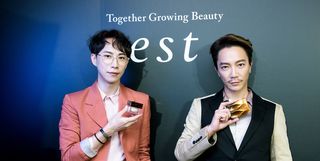 底妆，是脸上隐形的质感象征！est嫒色「琉光唤颜底妆系列」一登台就让明星御用彩妆师们惊呼：「上妆就是养肤，让妳的脸就是比别人高质感～殿堂级粉霜让肌肤不开滤镜都能发光！」 美美日记,meimeiriji.com