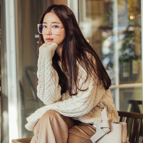 02.jpg 【穿搭笔记】胸部大、 胸部小女生怎么穿毛衣最显瘦?看身材挑毛衣从高领到短版设计看哪款最适合自己 美美日记,meimeiriji.com