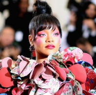蕾哈娜（Rihanna Rocks）穿着真丝便裙和相配的斗帽从头到脚扎染 美美日记,meimeiriji.com